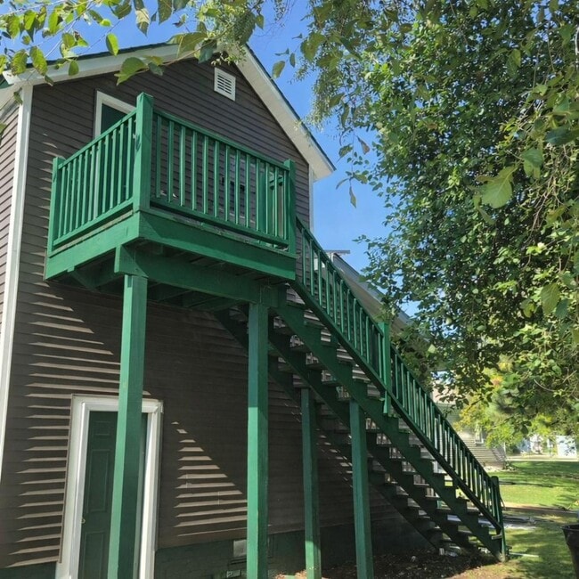 Building Photo - 2482 Bangs St