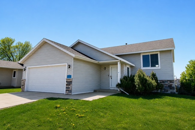 Building Photo - Spacious, freshly painted split entry home in NW Rochester!
