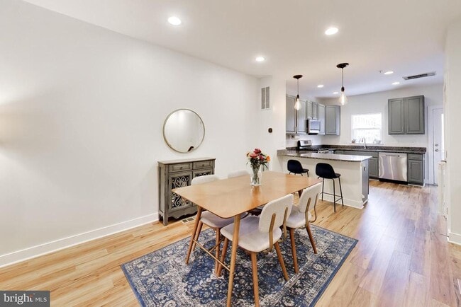 Photo - 4550 Longfellow St