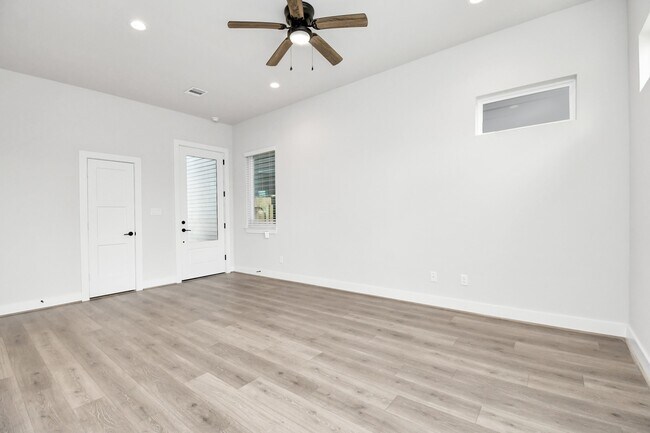 Photo - 311 Charlock St