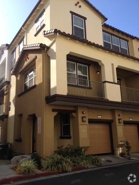 Building Photo - Opportunity Knocks! Updated Tri-Level prop... Rental