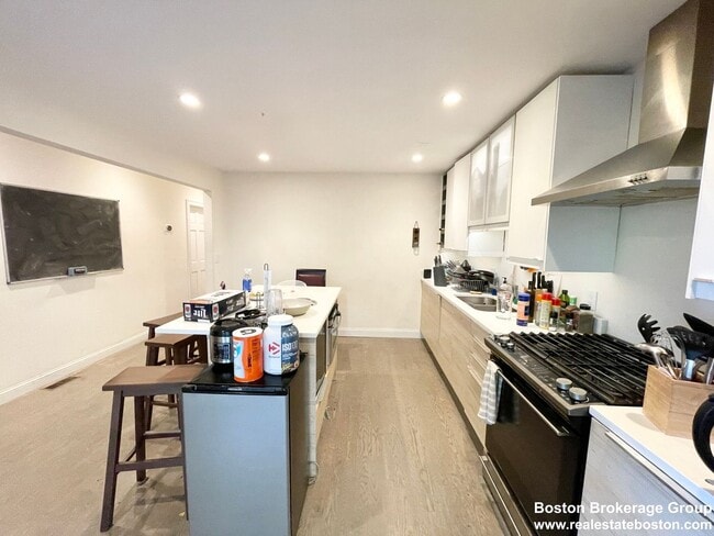 Building Photo - FAIRLY PRICED RENOVATED 6 bed 3 bath in Mission Hill.... don't miss ou!!