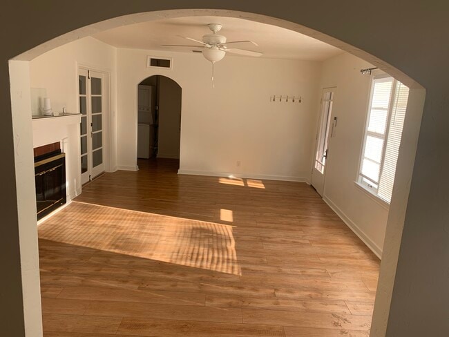 Cottage living room - 3221 NW 14th St