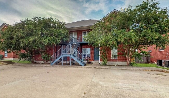 Building Photo - 1511 Hollow Hill Dr Unit B
