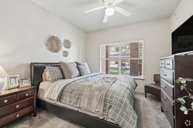 1BR, 1BA - 667SF - Bedroom