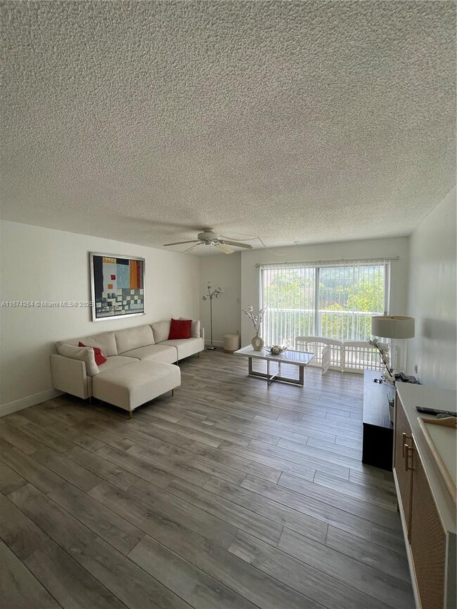 Photo - 17800 Atlantic Blvd Apartamento Unidad 304