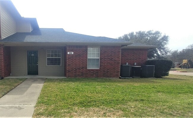 Building Photo - 2 bed, 1 bath Downstairs Apartment Availab...