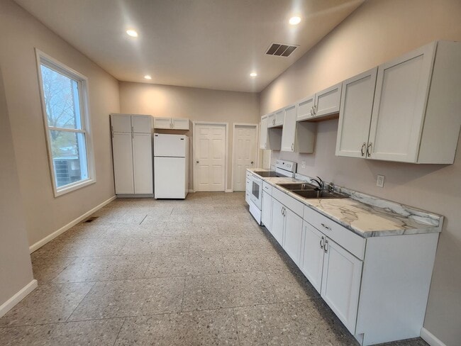 458 N 9th St Unit 2 (B1-290) (B1-292)