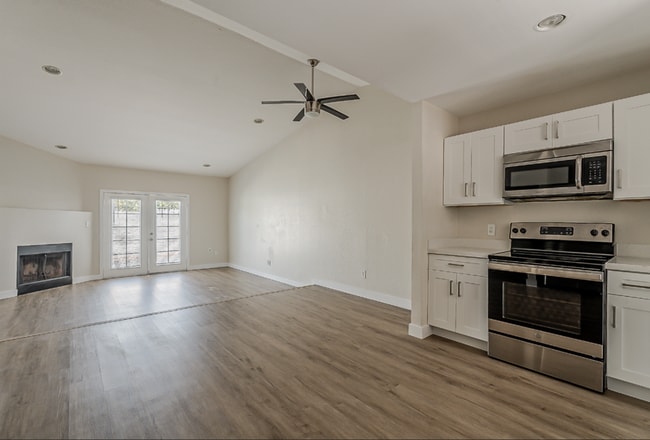 Photo - Clean! 3 bed 2 bath Town Home - Central PHX - Gated - Pool!