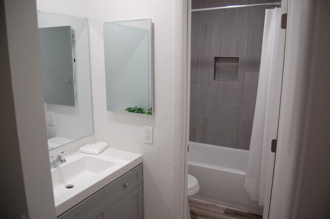 Photo - Los Vecinos Apartments