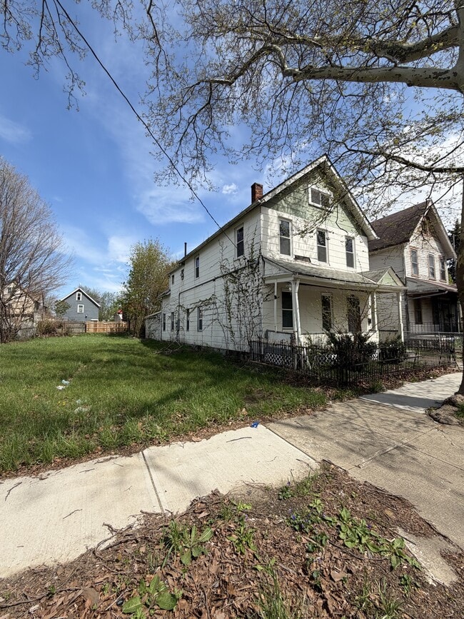 Photo - 1137 E 66th St