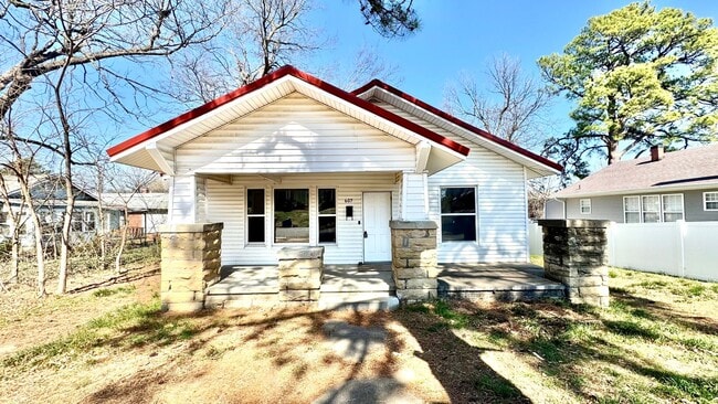 Building Photo - UPDATED & MOVE-IN READY 3 BEDROOM HOME