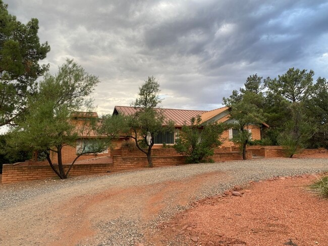 Building Photo - Spacious West Sedona home on a private 1.1...