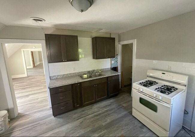 Building Photo - 811 Park St SW Unit 813 Park St SW