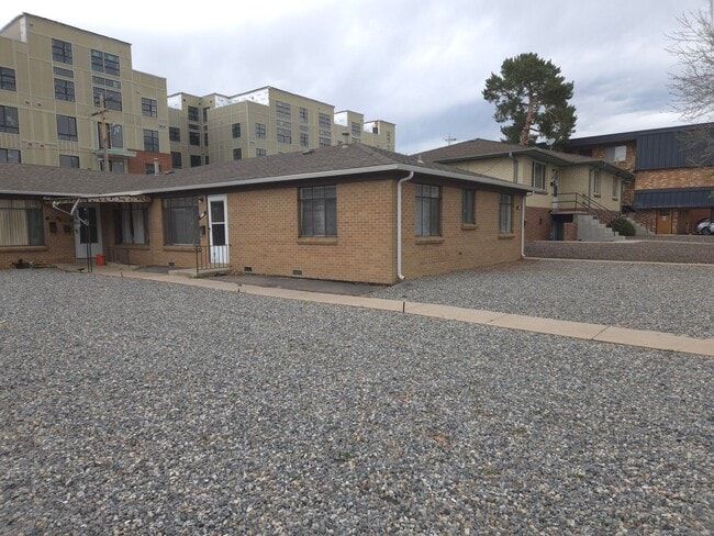 Building Photo - Updated and Spacious 1-Bed, 1-Bath Apartme... Rental