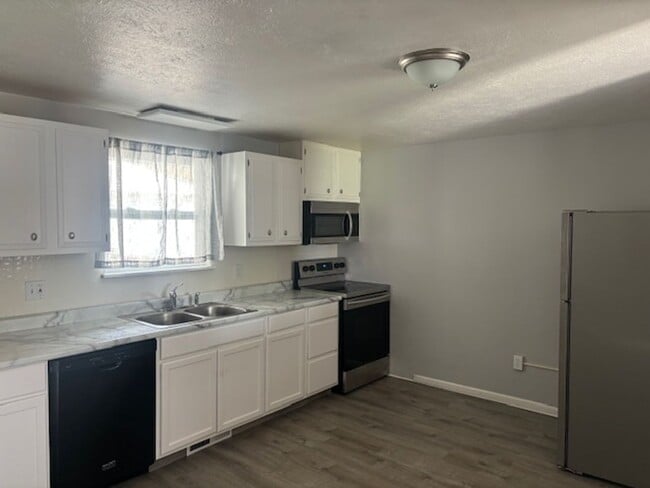 Photo - Check out this 4 Bedroom 1.5 Bath West Area of Lorain.