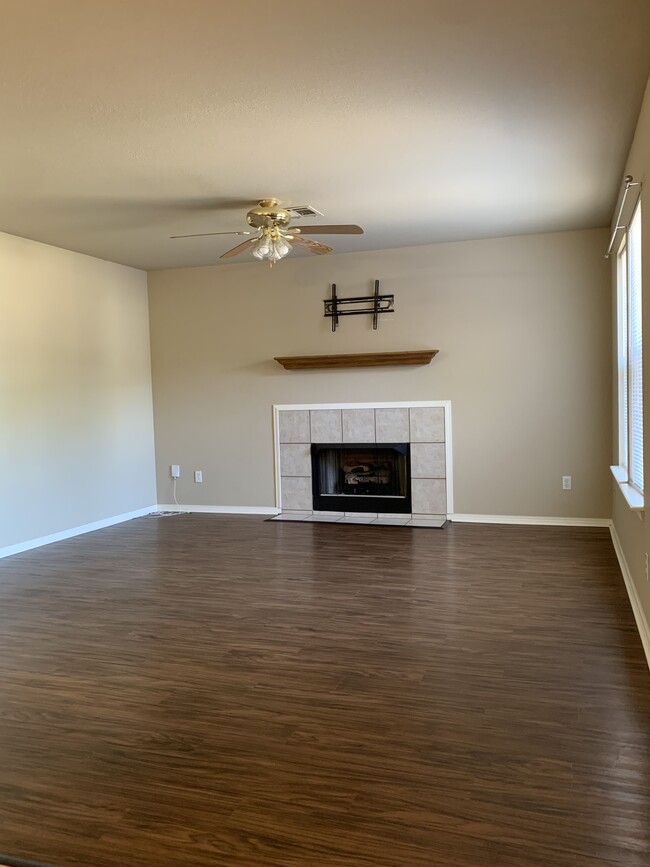 Living Room - 17608 E 78th St N Apartamentos Unidad A