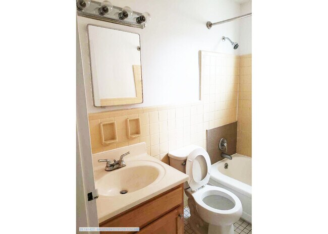 558-566 1Br - Bathroom