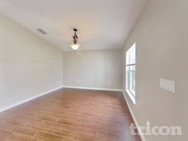 Photo - 2020 Nobleton Ave