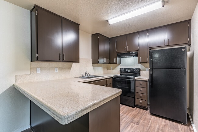 2BR, 2BA - 924SF - Kitchen - Willow Run Apartments