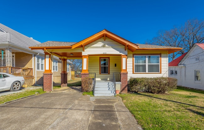 Building Photo - 2107 Oak St