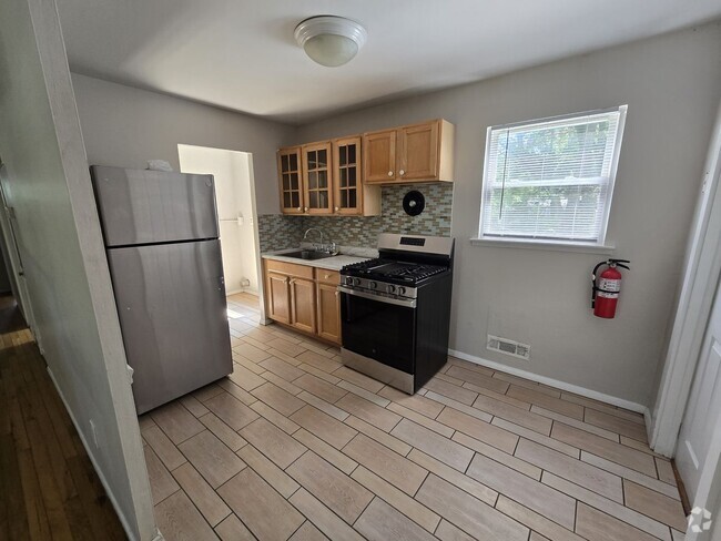 Building Photo - 3 Bedroom, 1 Bathroom, Plus enclosed porch Rental