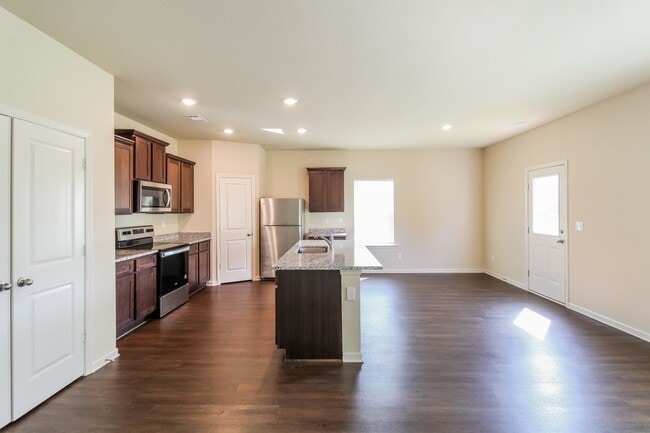 Photo - 728 Fitzroy Dr