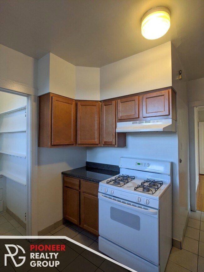 Photo - 1129 W Oakdale Ave Unit 1