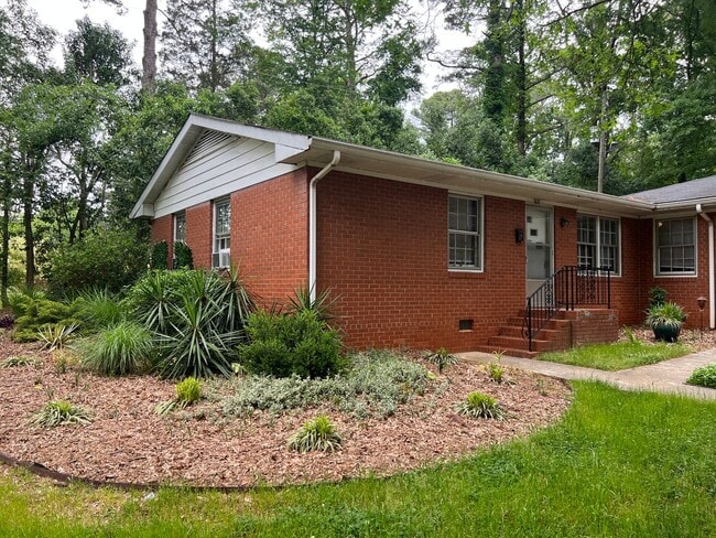 Building Photo - 2 Bedroom | 1 Bath Townhouse near Cameron ...