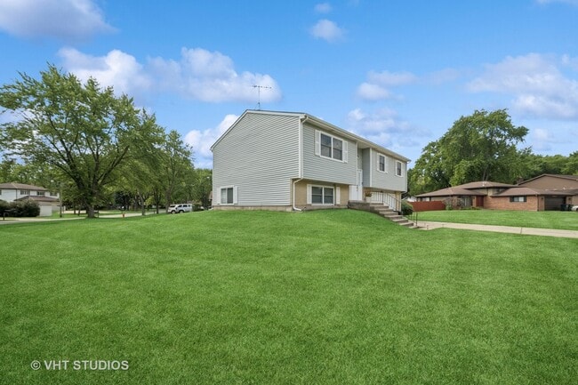 Building Photo - 30W145 Country Lakes Dr Rental