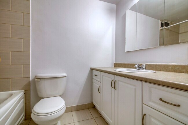 Photo - 2400 Av. Van Horne Unit 211