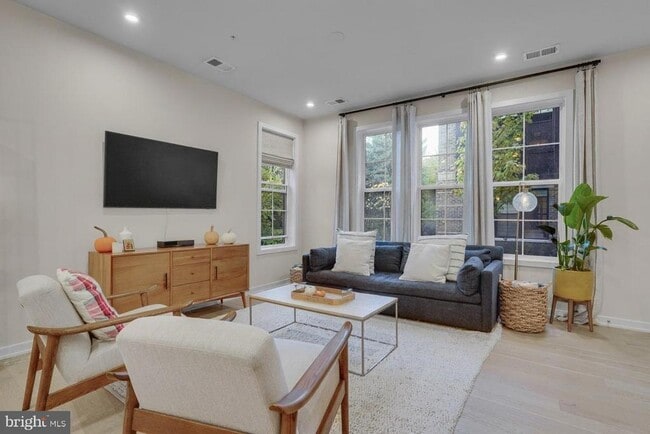 Photo - 7436 Backett Wood Ter