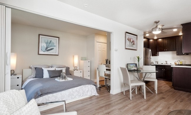 Spacious Living Space - Palo Alto Plaza Apartments