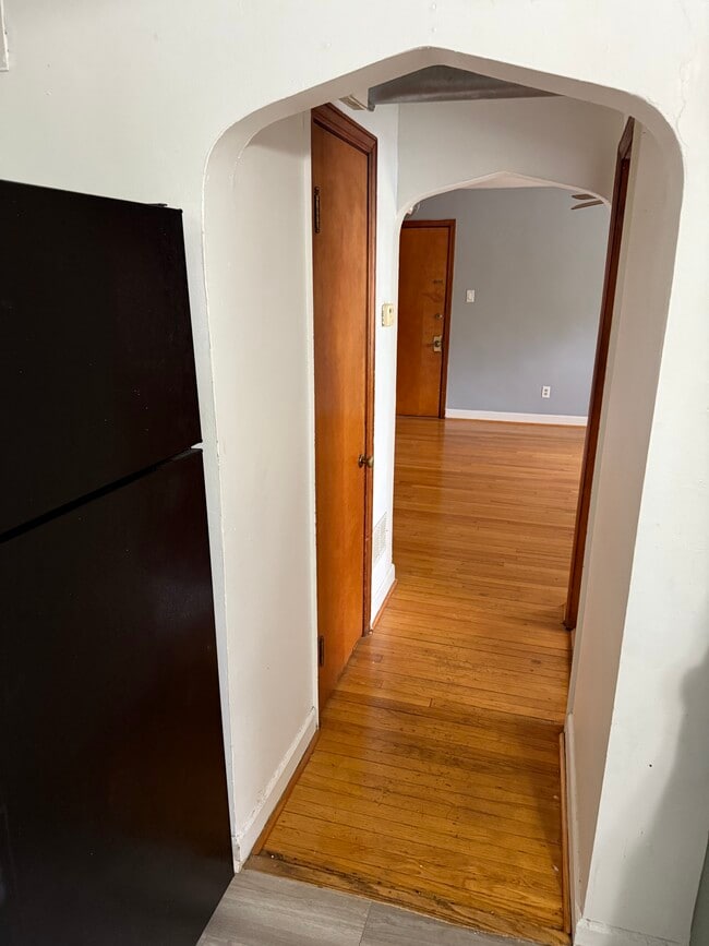 Pasillo a la sala de estar - 7804 Banks St Unidad 2 - South