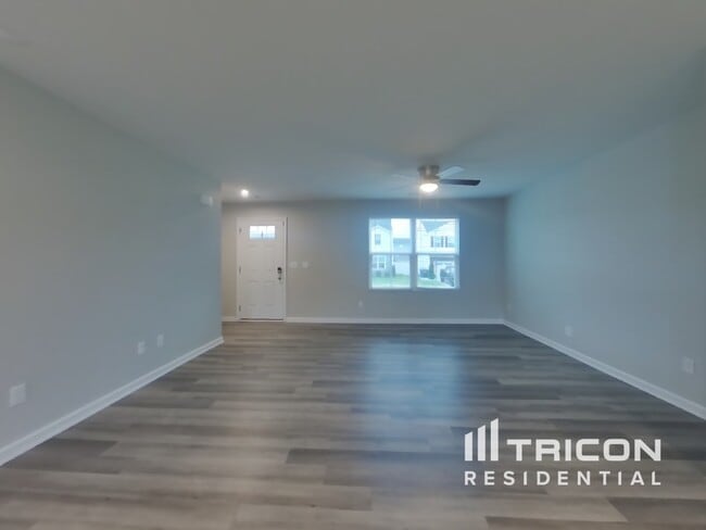 Photo - 1082 Suffolk Ln