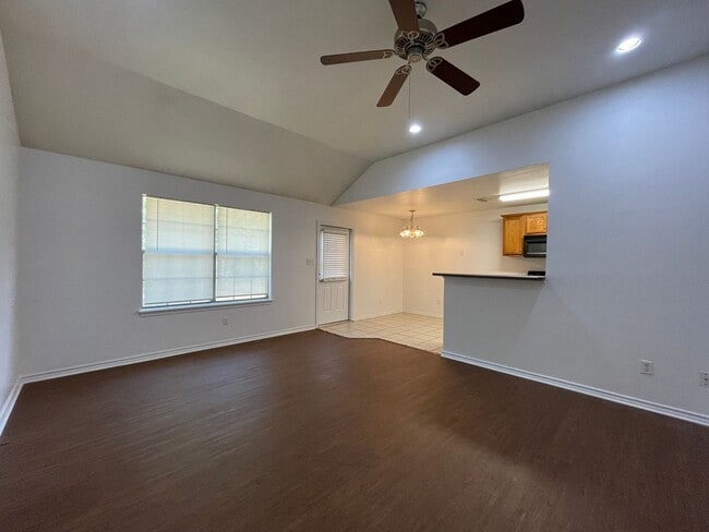 Photo - 3-bed/2-bath with Garage!