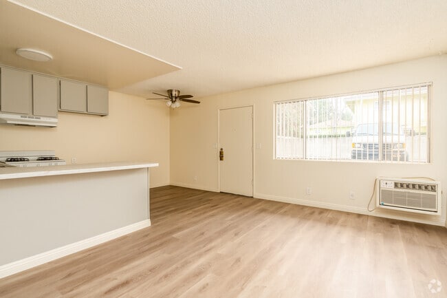 1BR, 1BA - 527SF - Living Room