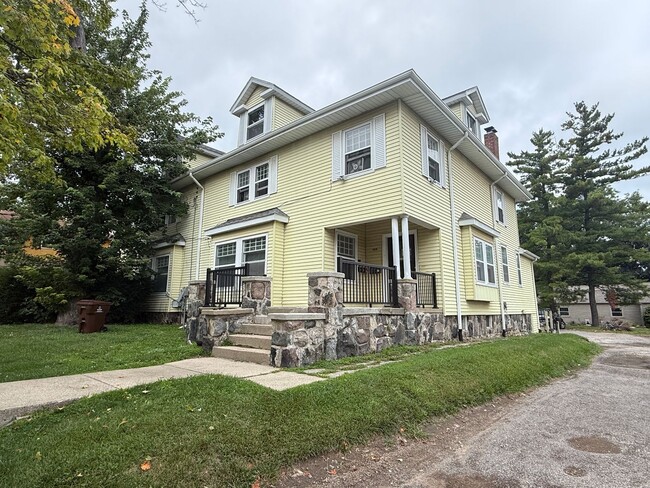 Building Photo - 408-410 Van Buren St Unit 408A