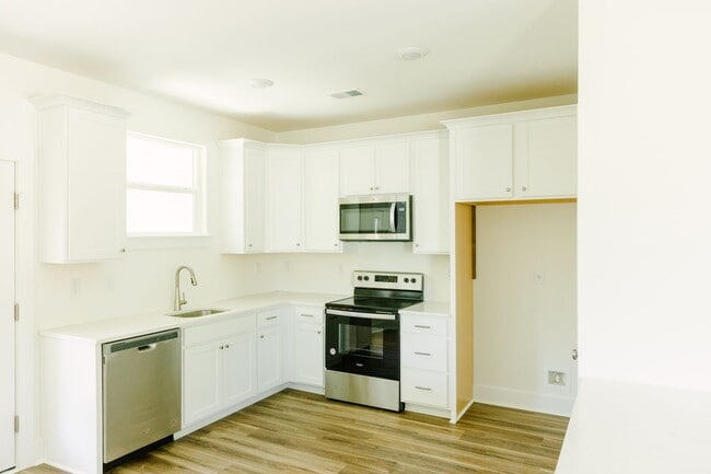 Photo - 3BD/2.5BA TOWNHOUSE-Walking Distance to Avondale, Greenway and Short Drive to Downtown Charleston...