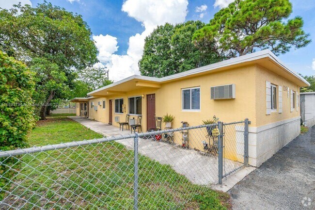 Building Photo - 1124 NW 2nd St Unit 2 Rental