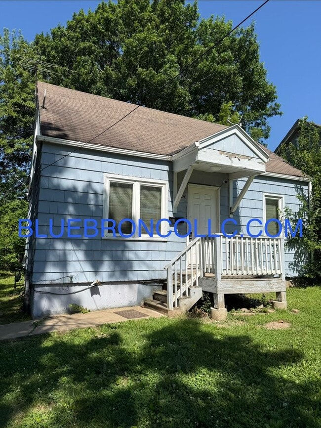 Building Photo - Charming house with nice updates and Granite countertops