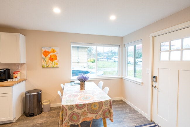 Photo - 8985 SW Center St