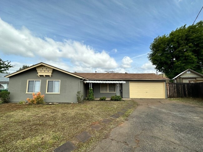 Building Photo - Beautiful House 3RB/1BA Single Family Home with 2 Car Garage & Large Fenced Backyard.