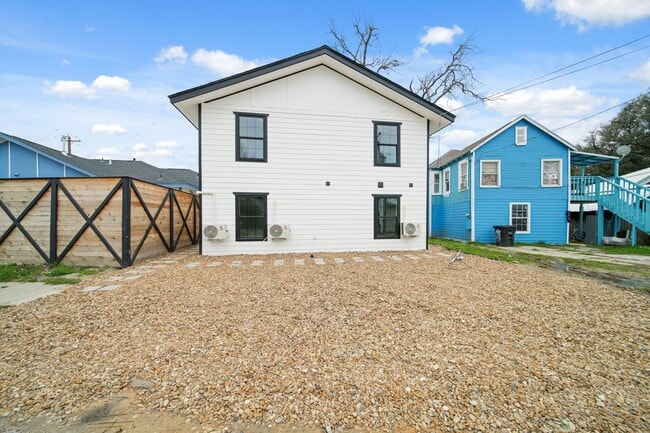 Building Photo - 807 Cullen Blvd Unit 1 Rental