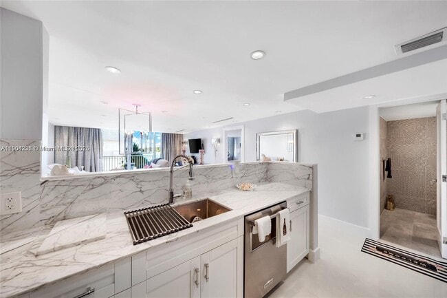 Building Photo - 5838 Collins Ave Unit 2F