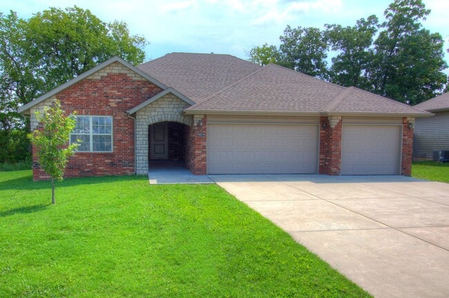 Building Photo - 4 Bedroom Home in Ozark!