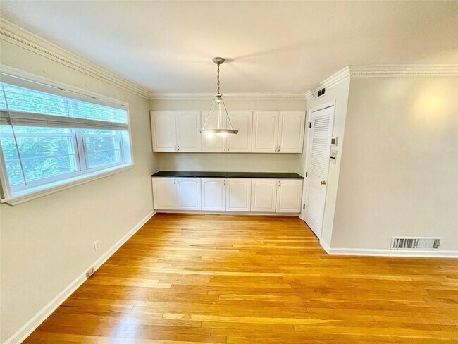 Photo - 3660 Peachtree Rd Unidad C3