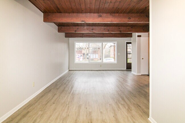 Photo - 914 Maybelle St NE