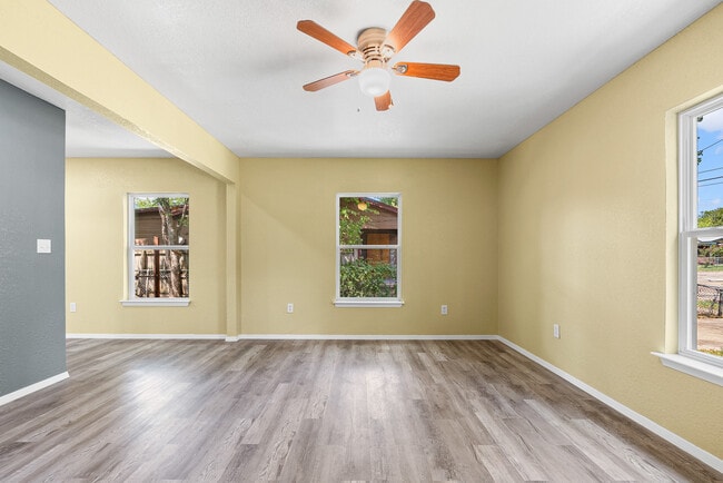 Photo - 906 Attas Ave