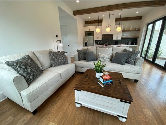 Photo - 1290 Mado Lp